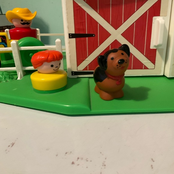 1990 Fisher price farm barn with tractor ,dog and two FP people - Picture 6 of 7